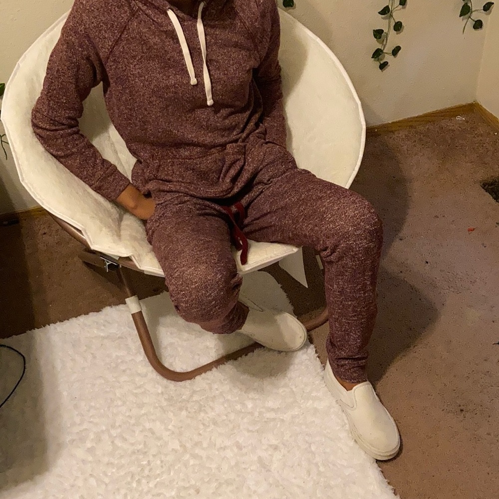 BURGUNDY SWEATER OUTFIT